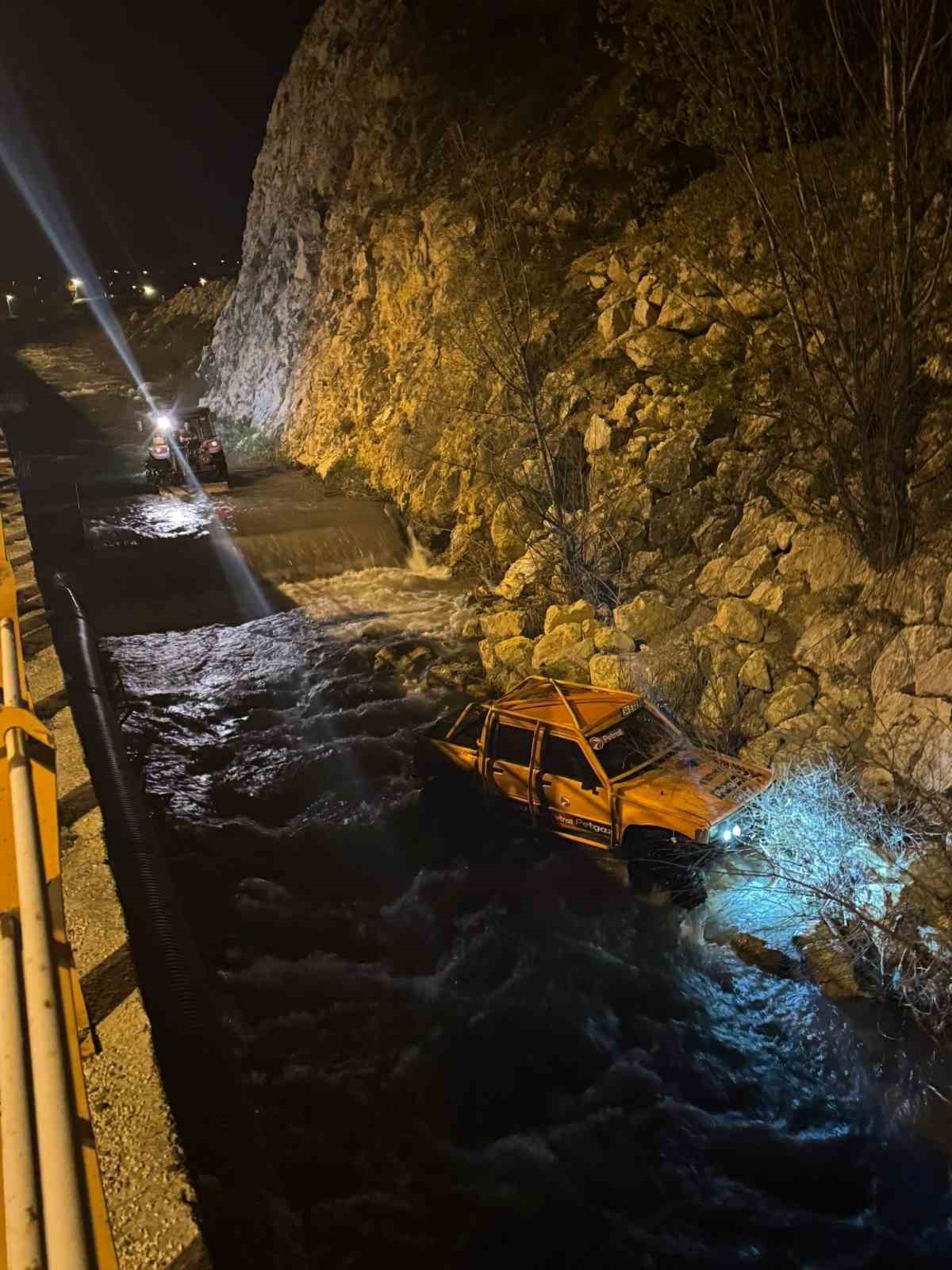 karabukte tehlikeli adrenalin genclerin bazilari trafikte tehlikeli akrobasi yapti digeri selale sularinda mahsur kaldi lGG3PkaG