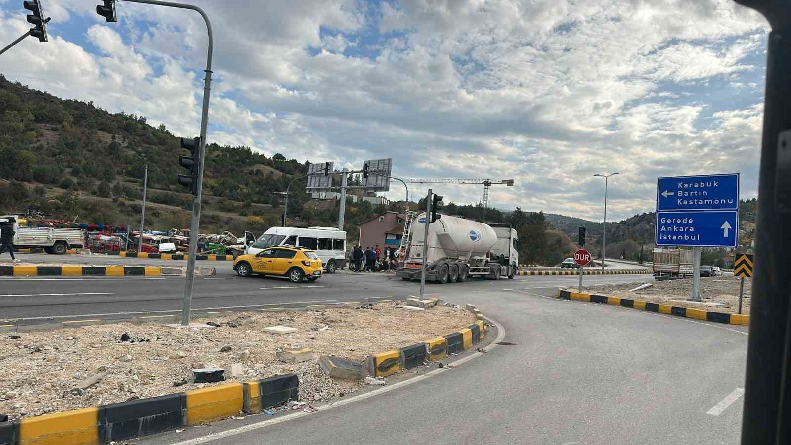 karabukte tir ile minibus carpisti 9 ogrenci yaralandi 0 9lYbs2Kp