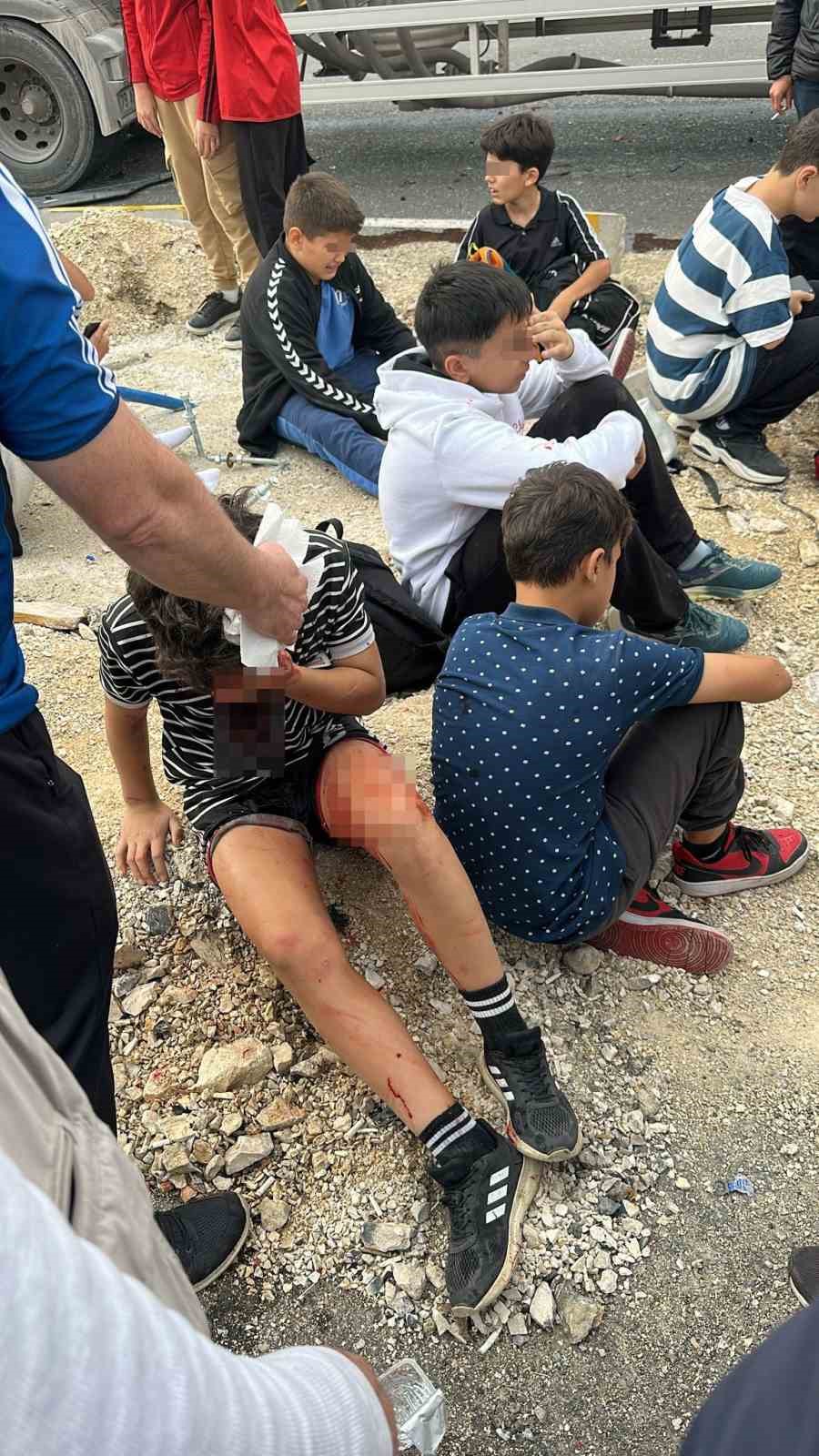 karabukte tir ile minibus carpisti 9 ogrenci yaralandi 1 S1HTU7yA