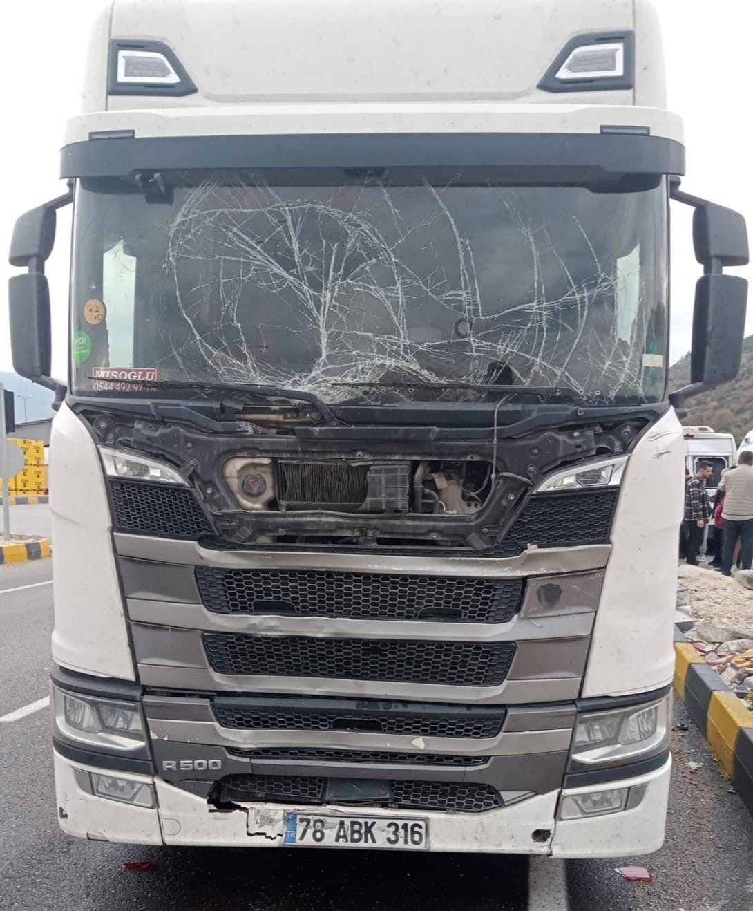 karabukte tir ile minibus carpisti 9 ogrenci yaralandi 2 Z9ymTKVJ