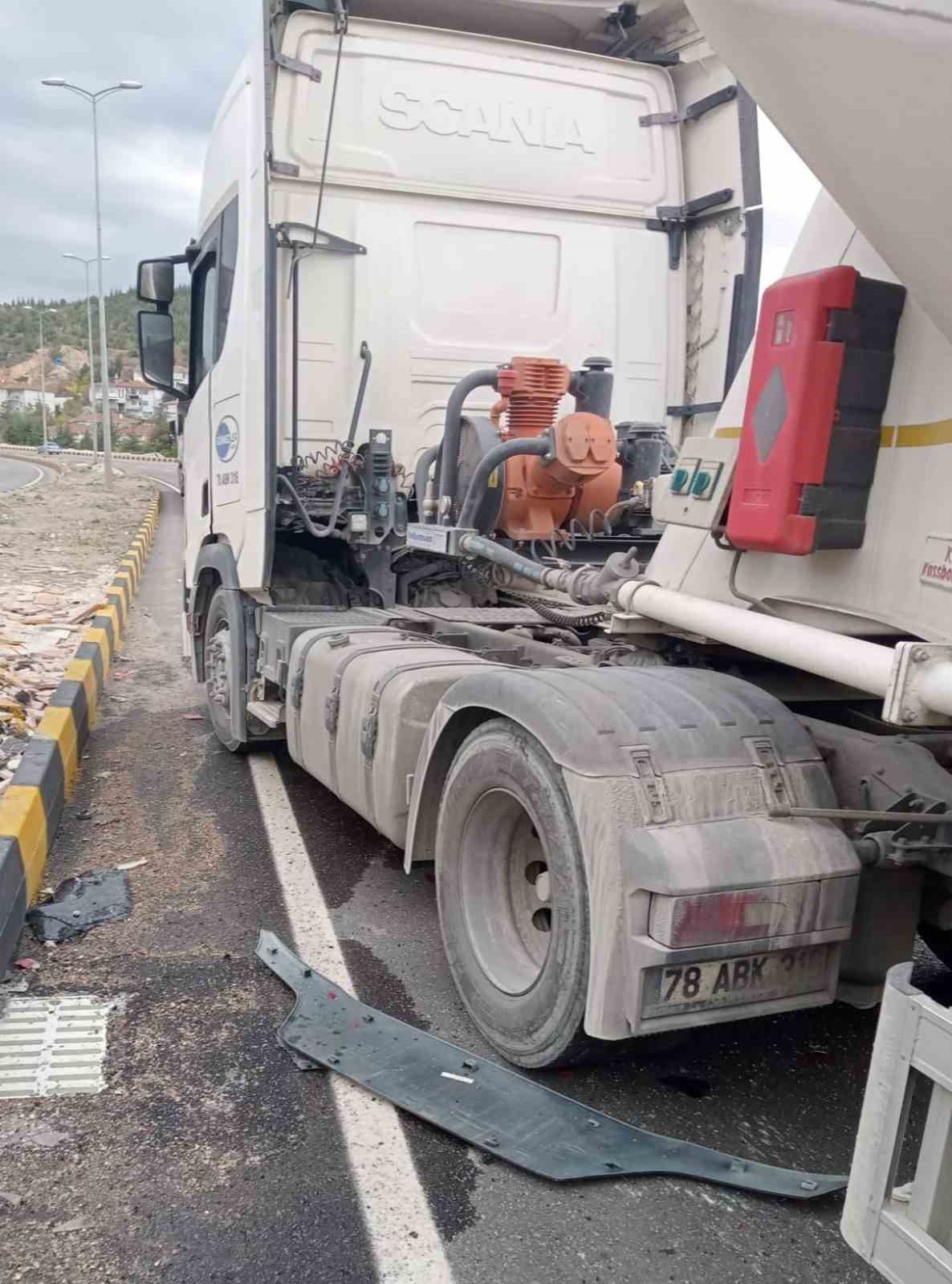 karabukte tir ile minibus carpisti 9 ogrenci yaralandi 3 upQGck3Z