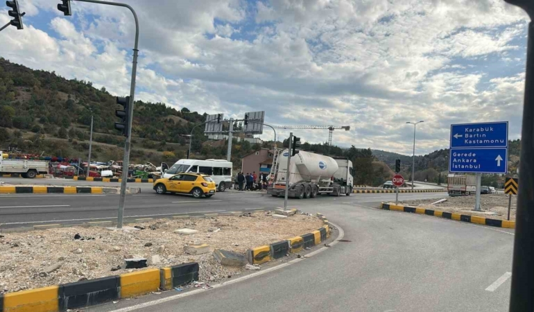 karabukte-tir-ile-minibus-carpisti-9-ogrenci-yaralandi-Kg45jIG3.jpg