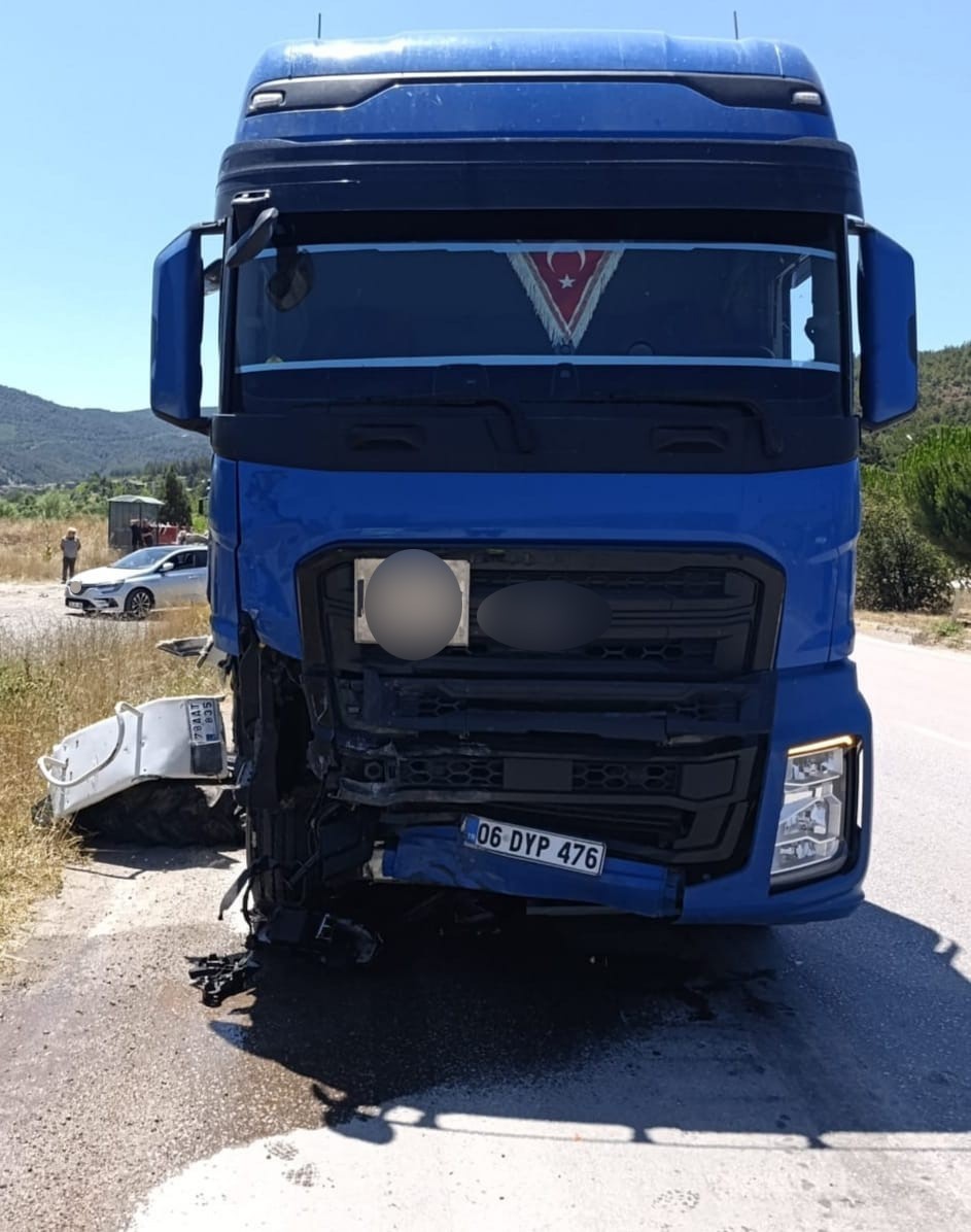 Karabük’te tır ile traktör çarpıştı: 1 ağır yaralı 6 karabukte tir ile traktor carpisti 1 agir yarali 2 193CdBrD