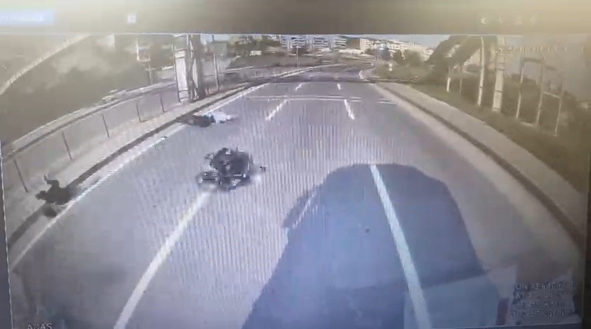 karabukte ust gecit yakininda zincirleme kaza 2 motosiklet surucusu yaralandi 1 FJlWtNW7