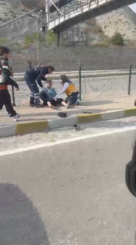karabukte ust gecit yakininda zincirleme kaza 2 motosiklet surucusu yaralandi 3 kBcdvWnb