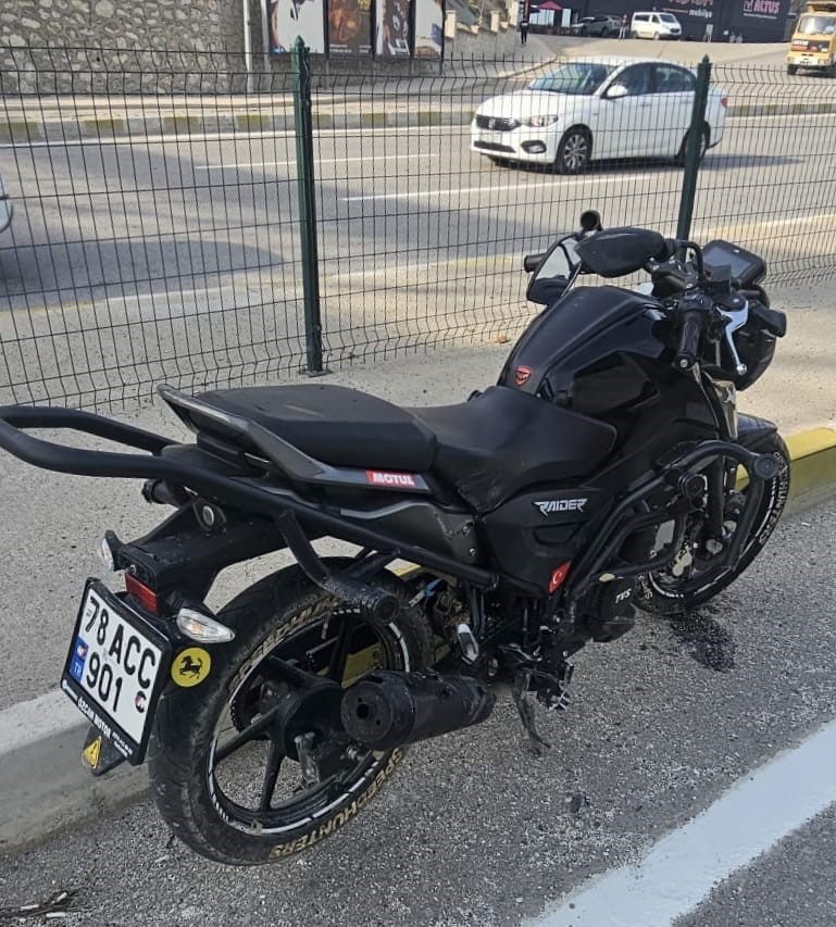 karabukte ust gecit yakininda zincirleme kaza 2 motosiklet surucusu yaralandi 4 Iq6gv6wF