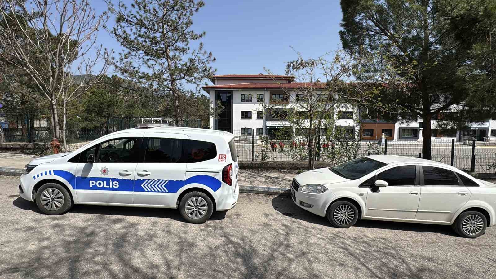 karabukteki okullarda polislerin guvenlik seferberligi basladi 1 yqhpnYqd