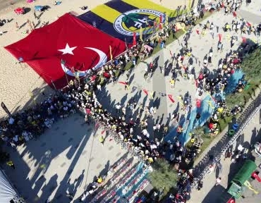 karaburun-sahili-sari-lacivert-renklere-burundu-FJVKREYj.jpg