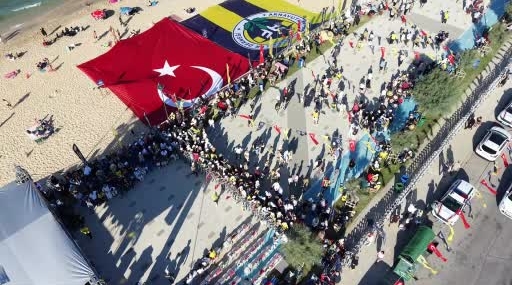 karaburun-sahili-sari-lacivert-renklere-burundu-FJVKREYj.jpg