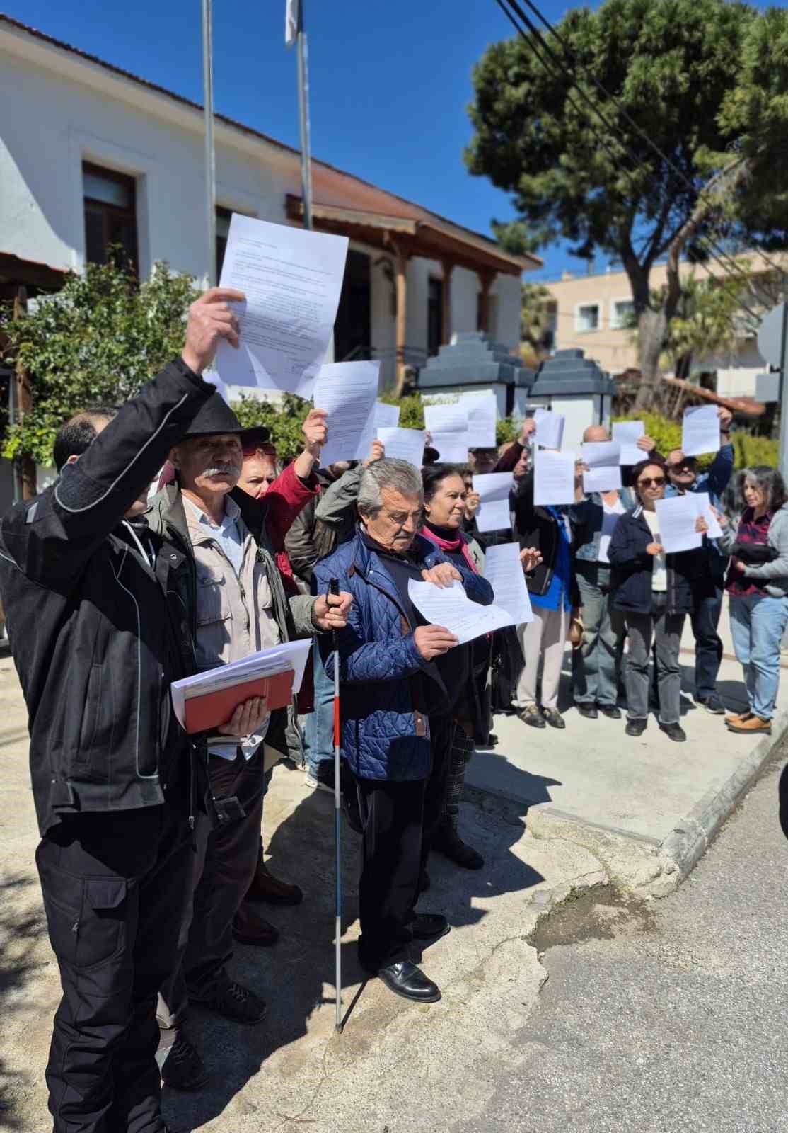 karaburunda nergis cay bahcesinin cocuk parki yapilmasi protesto edildi 4 KOj2X45z