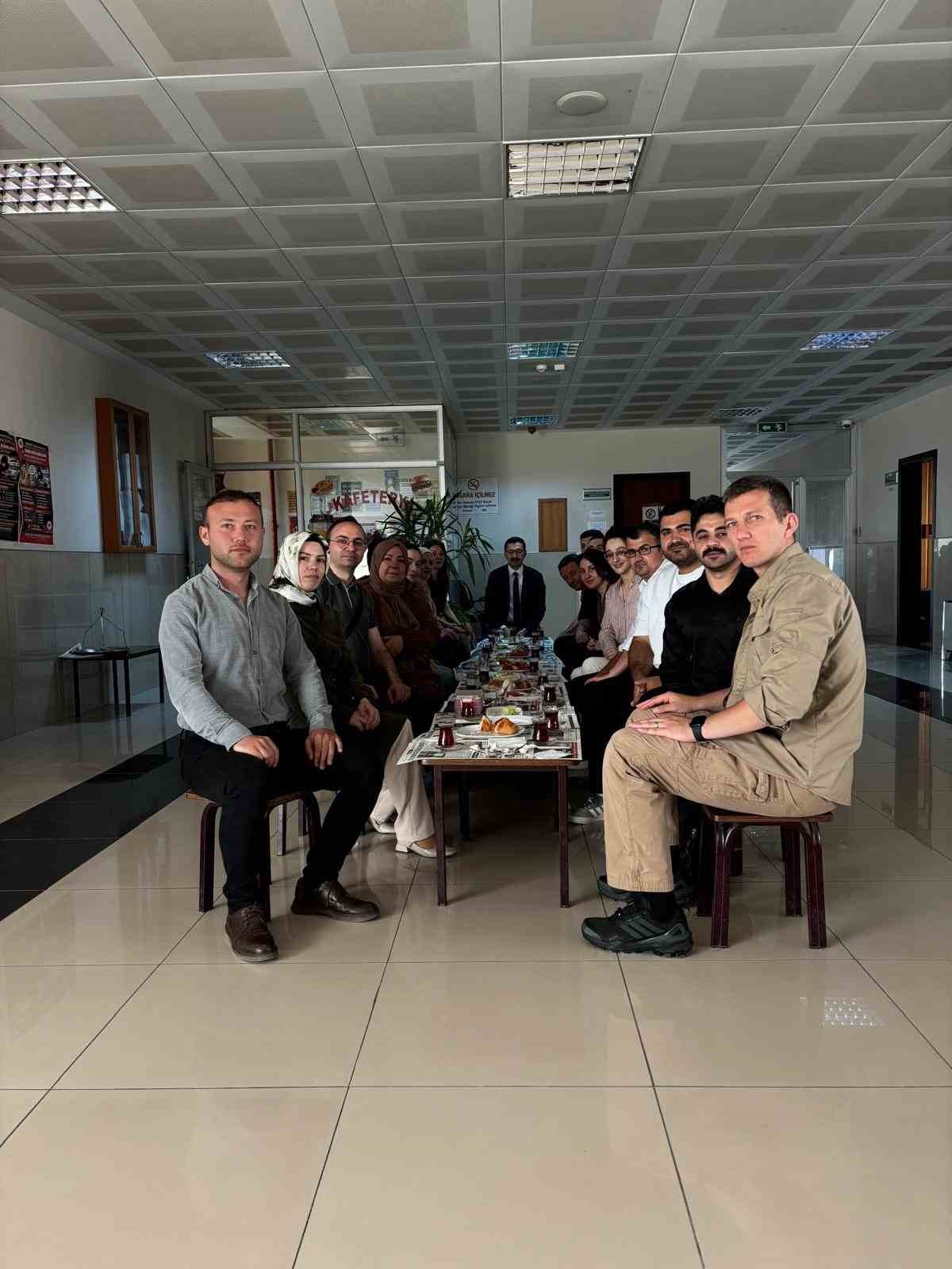 Karacabey Adliyesi’ne sabah en erken gelen personele sürpriz kahvaltı 4 karacabey adliyesine sabah en erken gelen personele surpriz kahvalti 0 cKBQOzbK