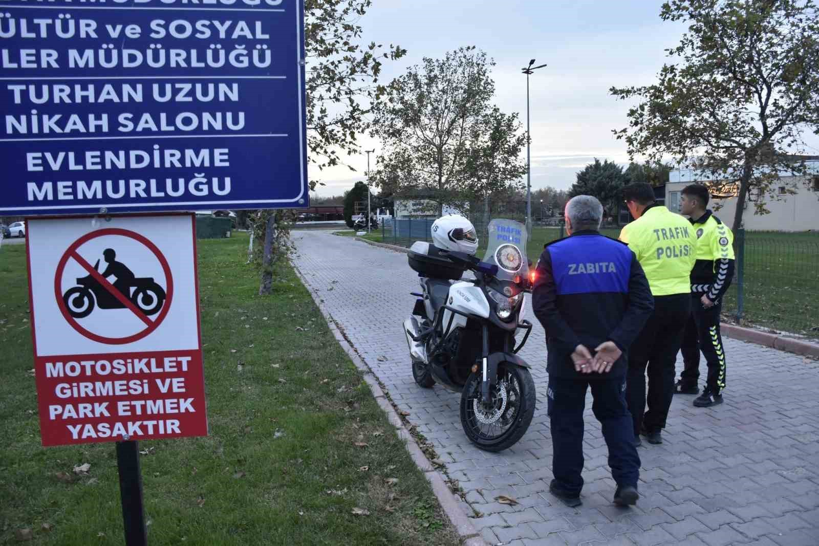 Karacabey Atatürk Kültür Parkı’na motosikletle giriş tamamen yasaklandı 5 karacabey ataturk kultur parkina motosikletle giris tamamen yasaklandi 1 RijICgbN