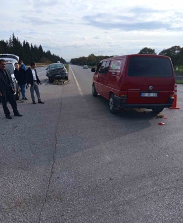 karacabeyde-iki-otomobil-carpisti-2-yarali-8tijEPhE.jpg