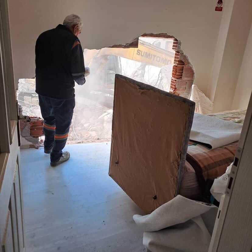karacabeyde insaat calismasi yan binaya zarar verdi 0 N1wPLy94