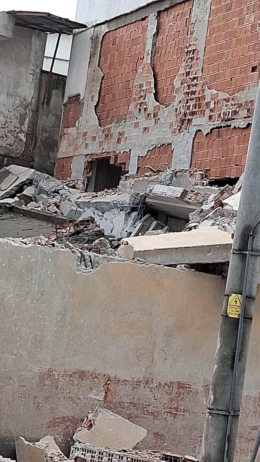 karacabeyde insaat calismasi yan binaya zarar verdi 1 zb4aque1