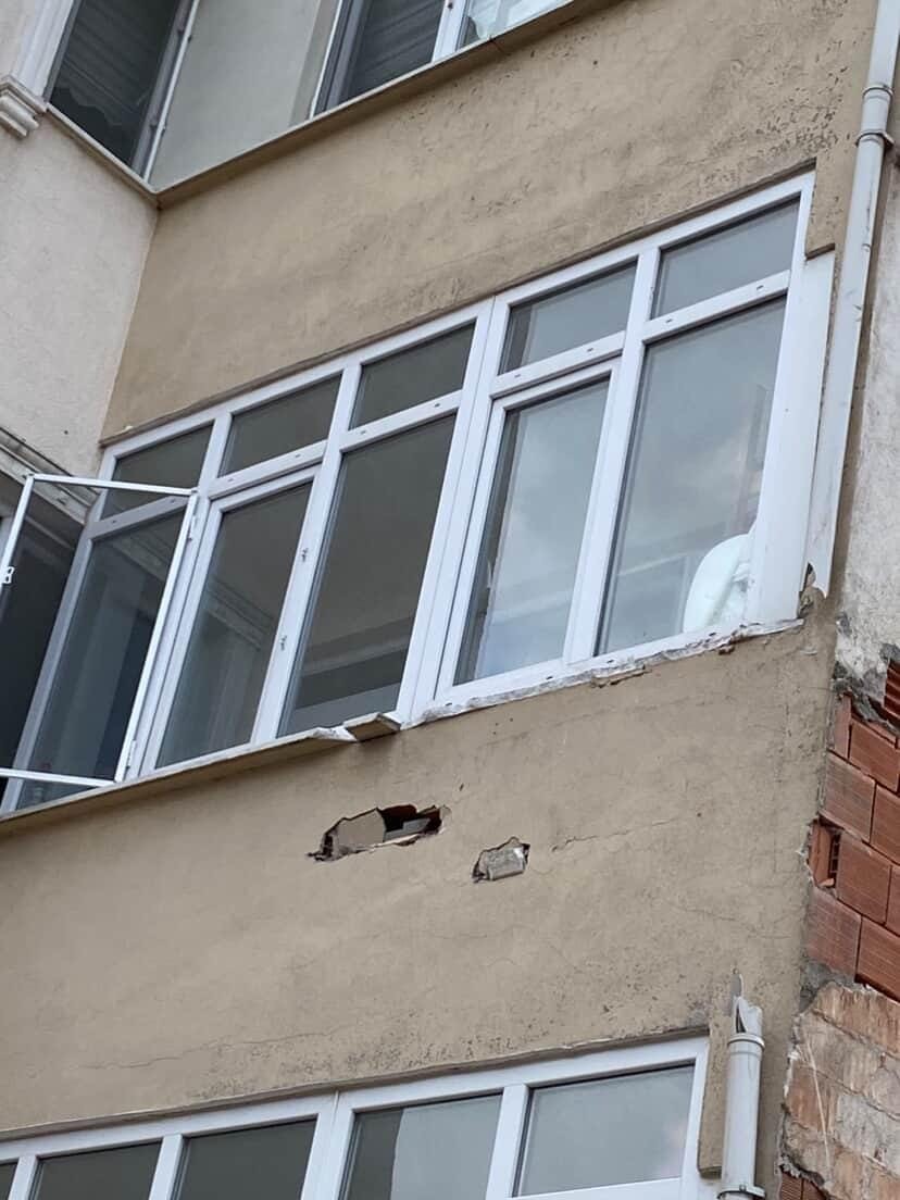 karacabeyde insaat calismasi yan binaya zarar verdi 4 EPFIKra7