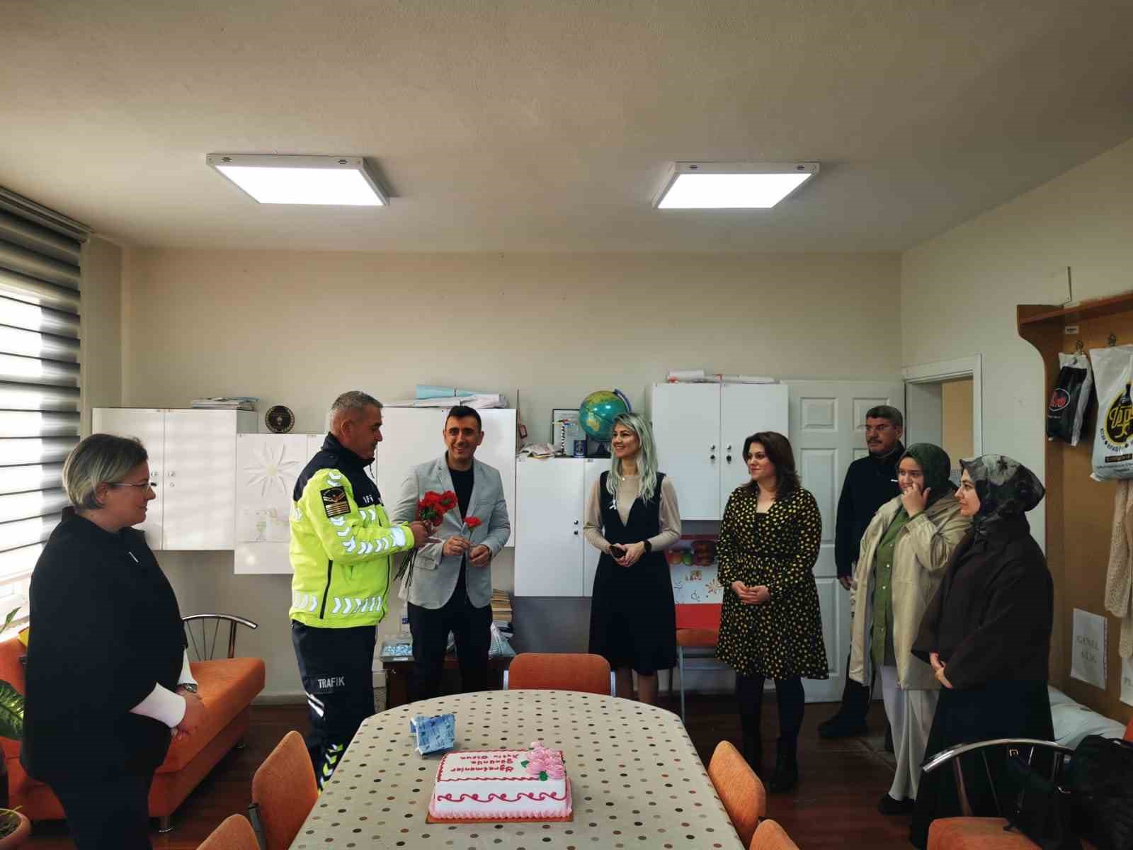 karacabeyde jandarmadan ogretmenler gununde anlamli ziyaret 0 UVml7Njd