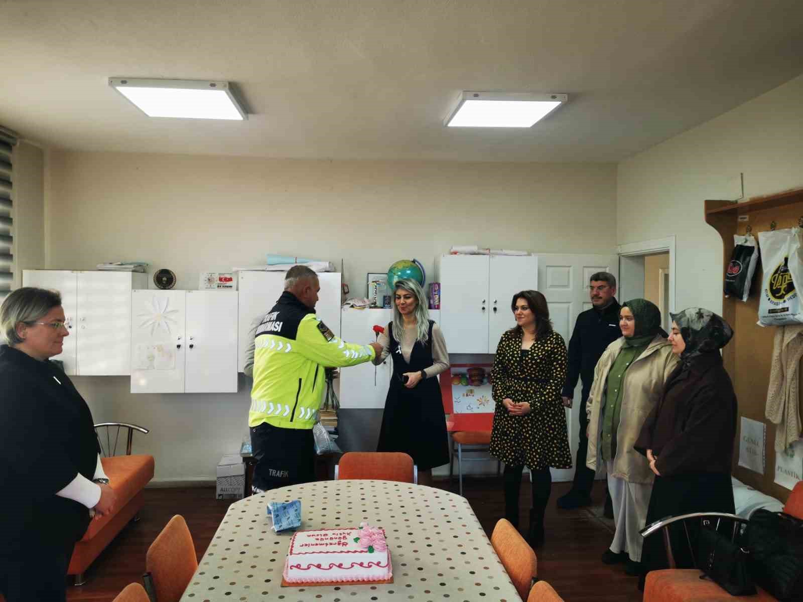 karacabeyde jandarmadan ogretmenler gununde anlamli ziyaret 1 aHdO1Rn2