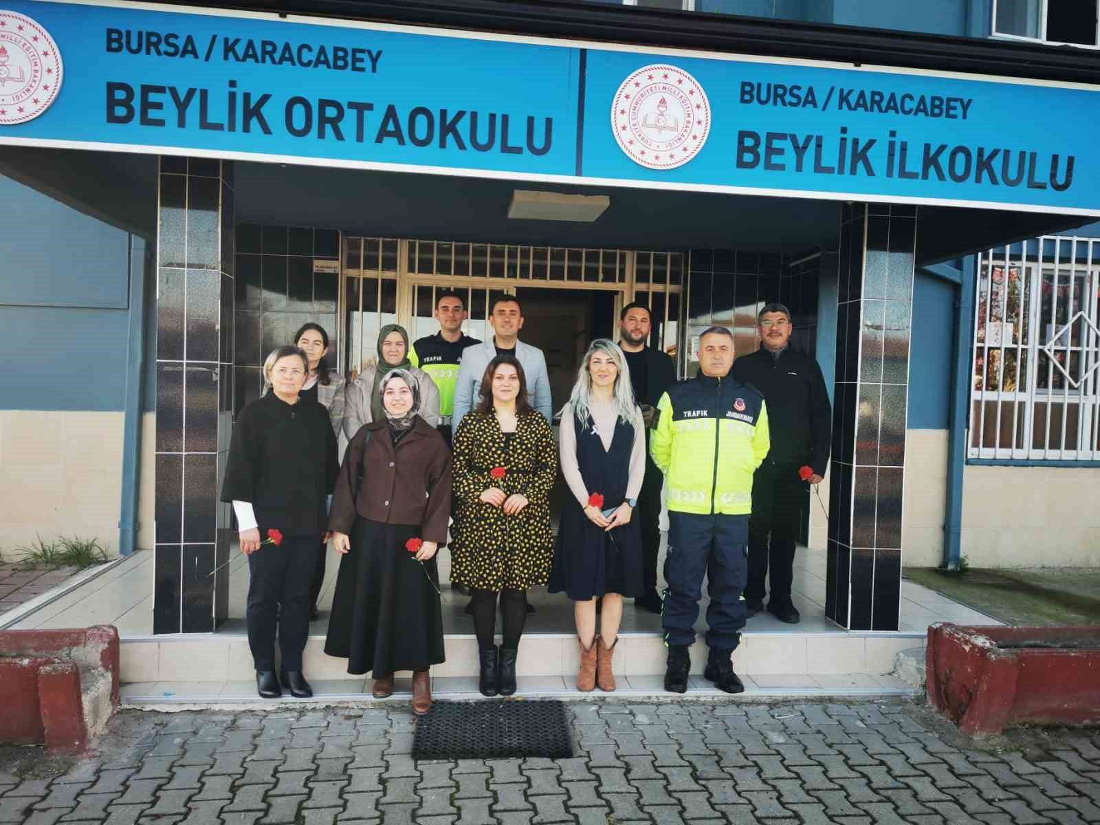karacabeyde jandarmadan ogretmenler gununde anlamli ziyaret 2 EaRN2VTS