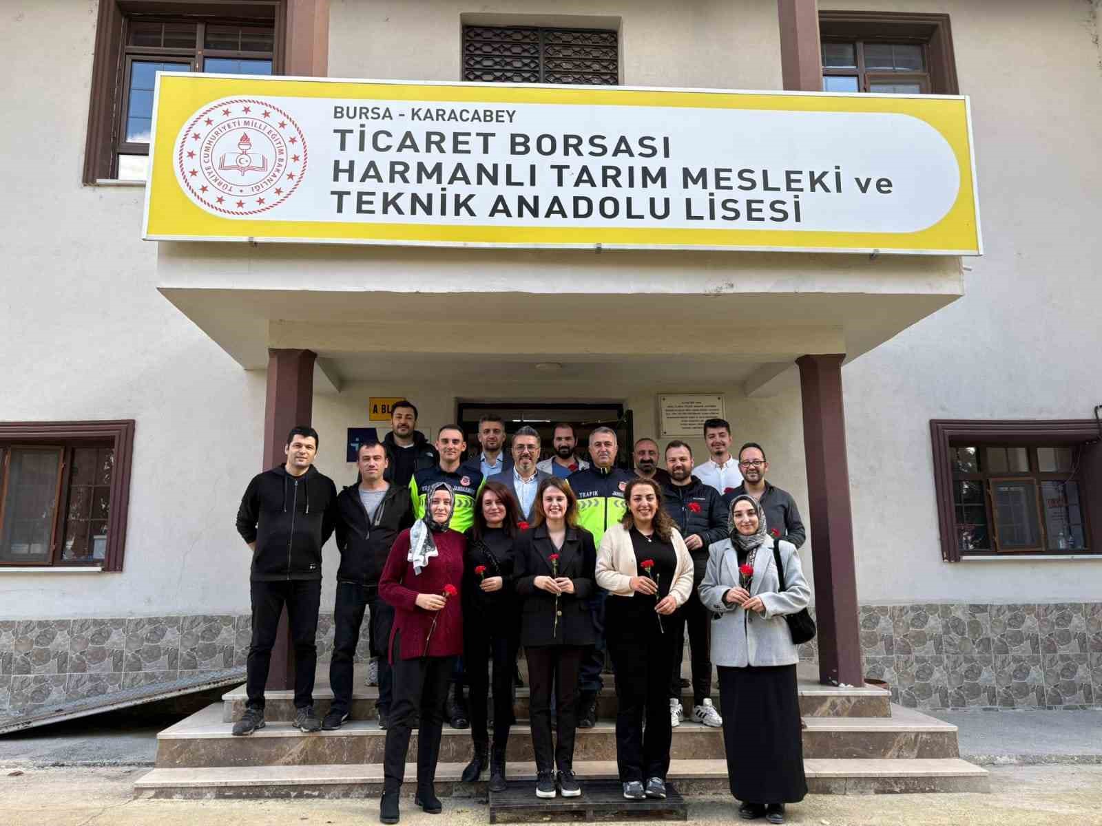 karacabeyde jandarmadan ogretmenler gununde anlamli ziyaret 3