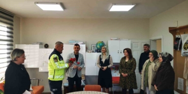 karacabeyde-jandarmadan-ogretmenler-gununde-anlamli-ziyaret-5Xa1FilL.jpg