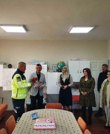 karacabeyde-jandarmadan-ogretmenler-gununde-anlamli-ziyaret-5Xa1FilL.jpg