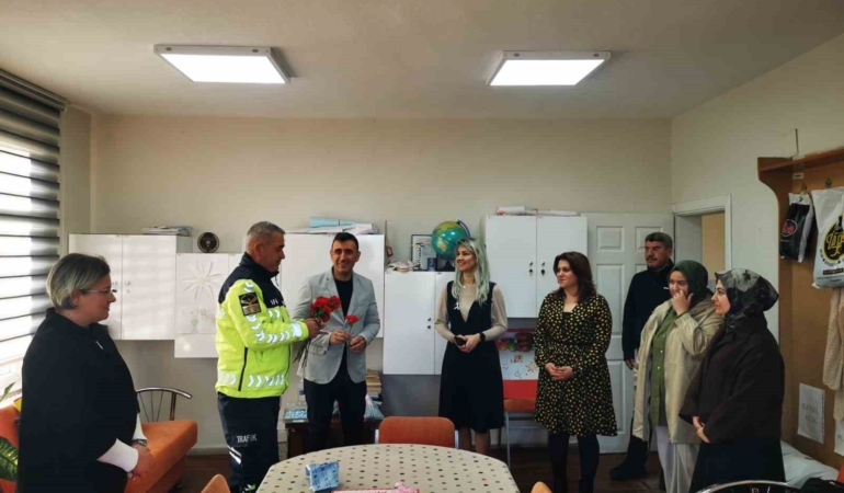 karacabeyde-jandarmadan-ogretmenler-gununde-anlamli-ziyaret-5Xa1FilL.jpg