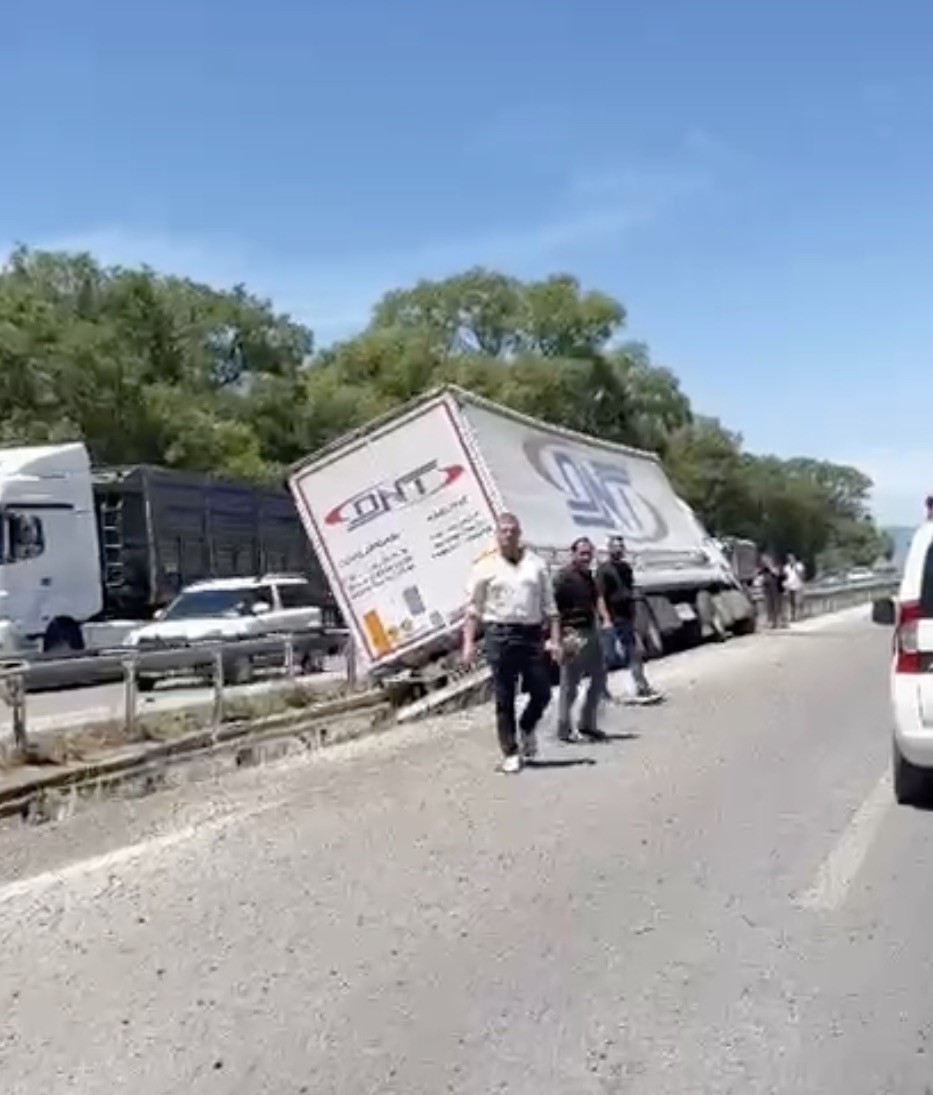Karacabey’de ön lastiği patlayan tır refüje girdi 5 karacabeyde on lastigi patlayan tir refuje girdi 1 5L4cr2Hy