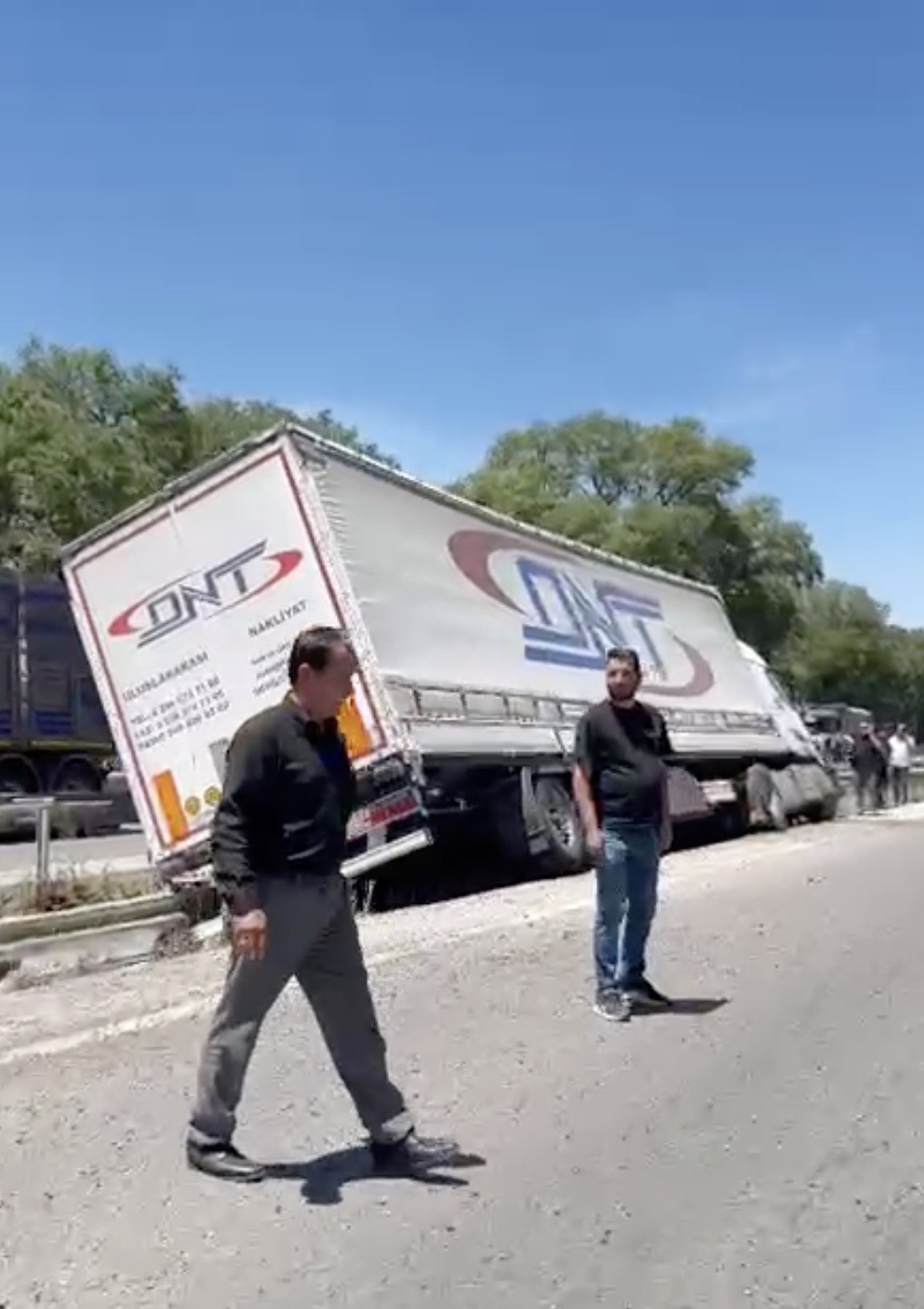 Karacabey’de ön lastiği patlayan tır refüje girdi 6 karacabeyde on lastigi patlayan tir refuje girdi 2 jqsnTMvp
