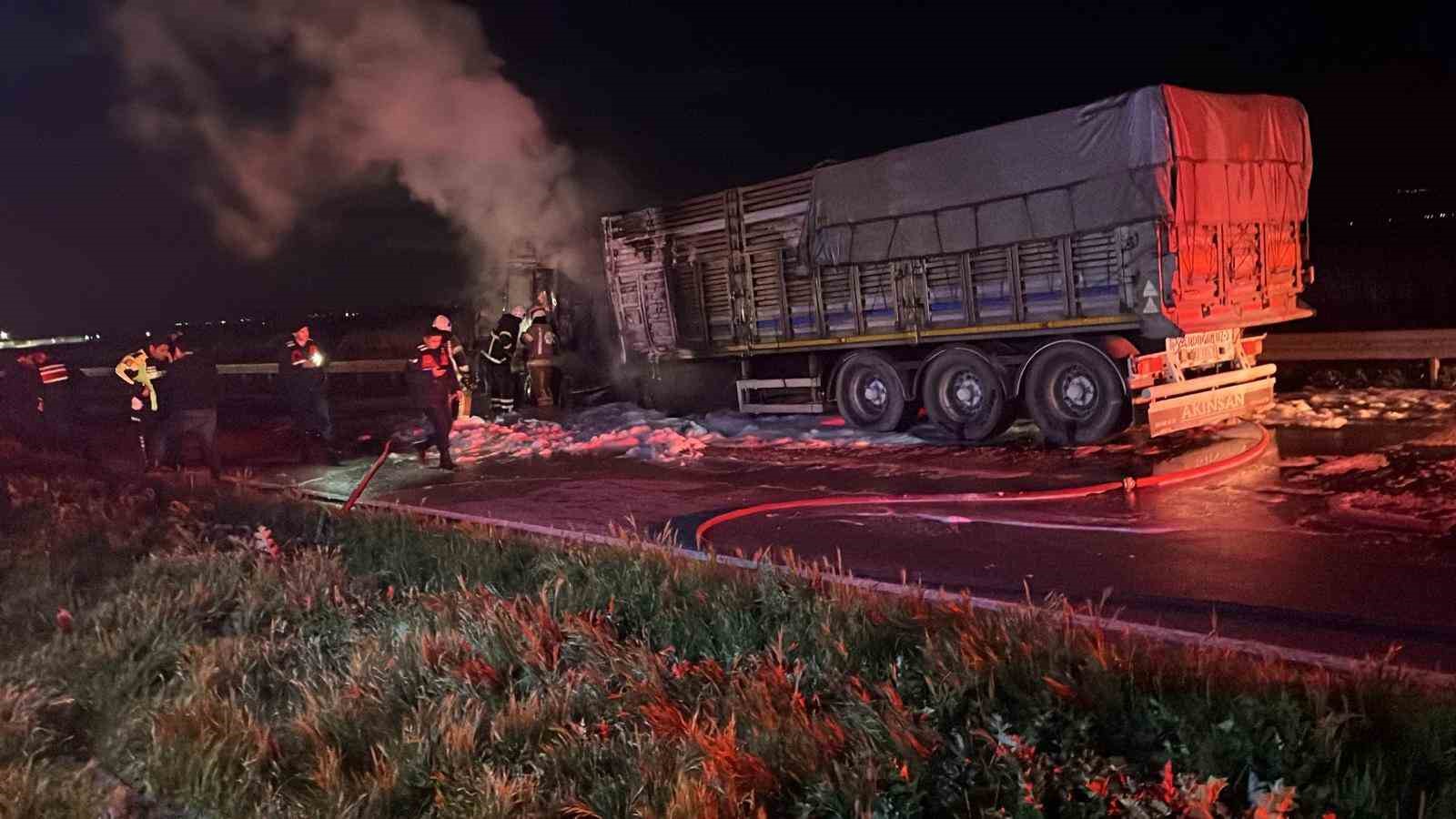karacabeyde tir yangini bursa yolu trafige kapandi 0 OSdz2jhd