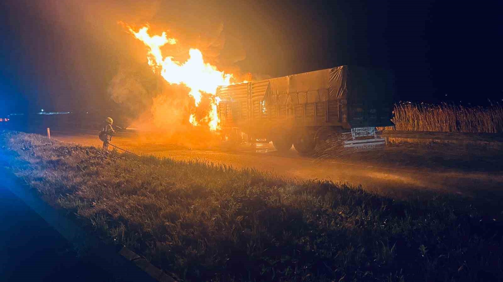 karacabeyde tir yangini bursa yolu trafige kapandi 1 dZFZ8Jvs