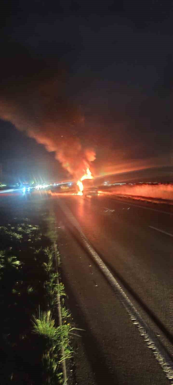 karacabeyde tir yangini bursa yolu trafige kapandi 2 cArUAb2U