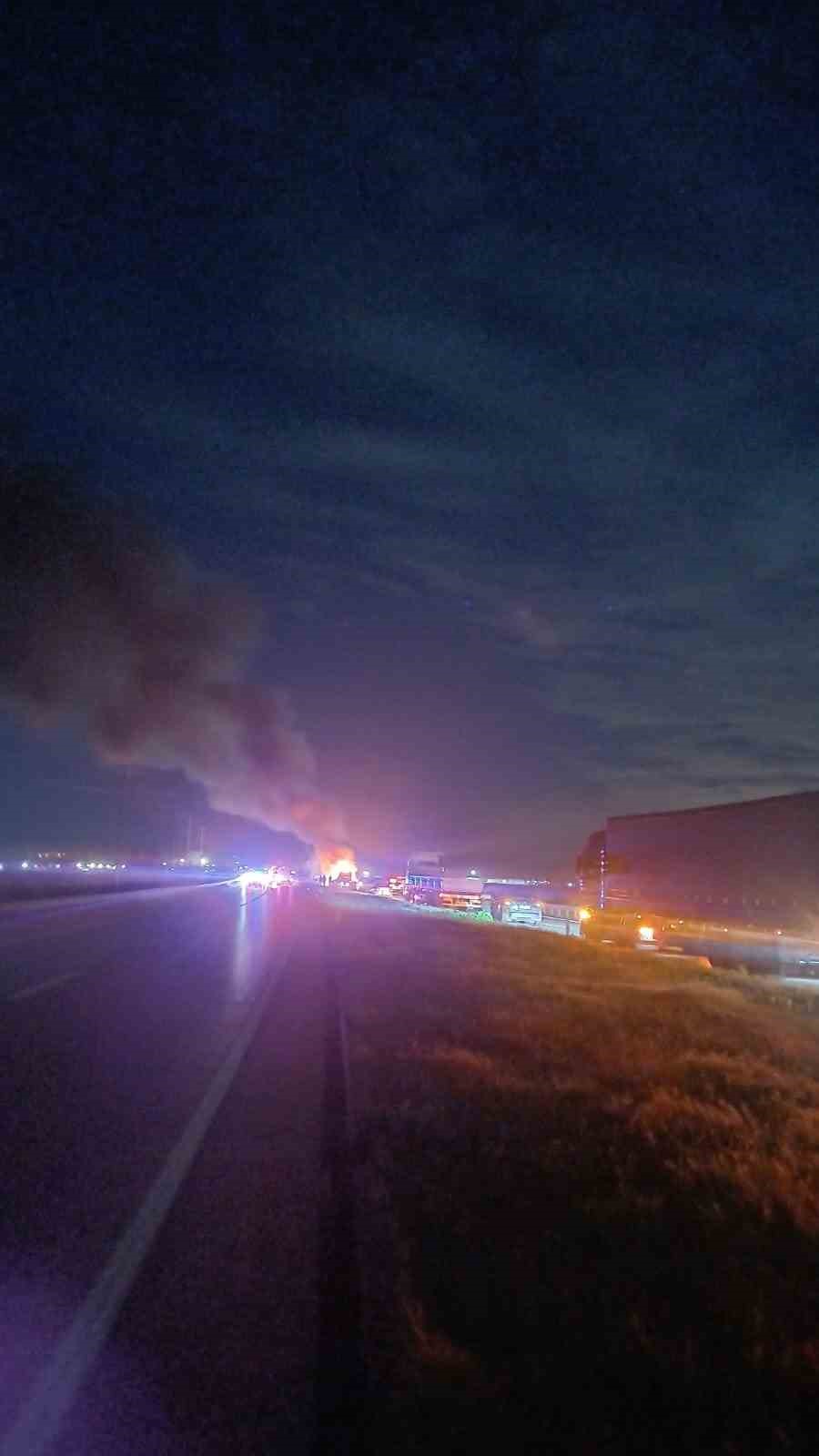 karacabeyde tir yangini bursa yolu trafige kapandi 3 qwplzHhX