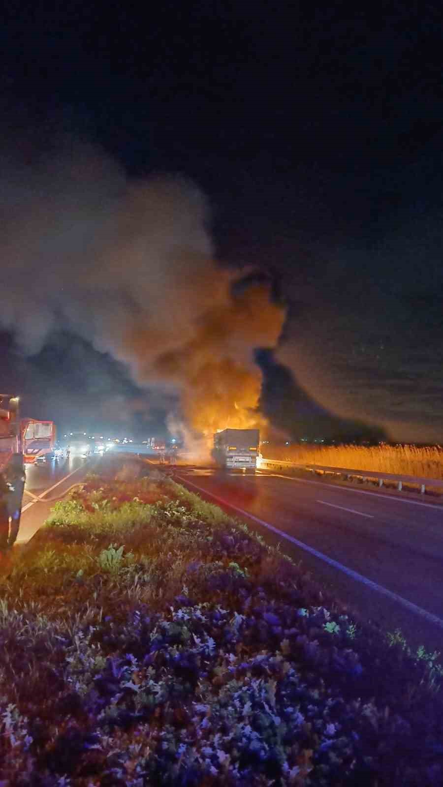 karacabeyde tir yangini bursa yolu trafige kapandi 4 jfElDBCt