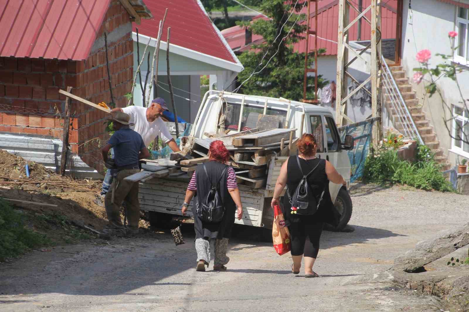 Karadeniz fıkrası gibi mahalle: Herkesin soyadı aynı 14 karadeniz fikrasi gibi mahalle herkesin soyadi ayni 10