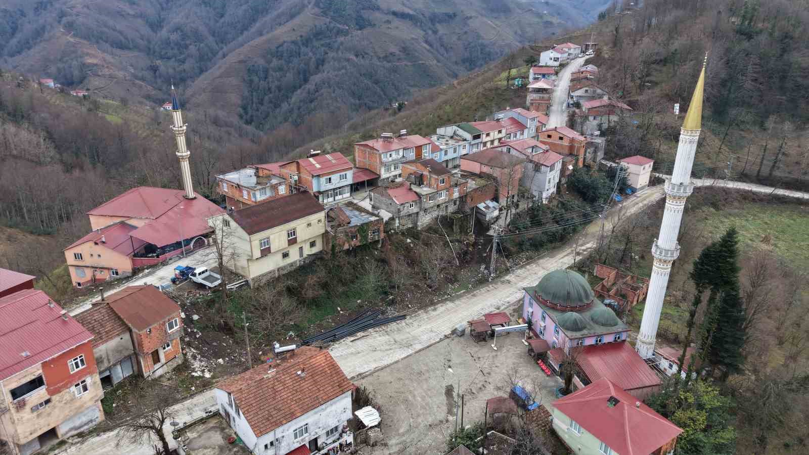 karadeniz fikrasi gibi mahalle komsular bir adimla il degistirip bir dakika farkla iftar aciyor UAm5v3yl