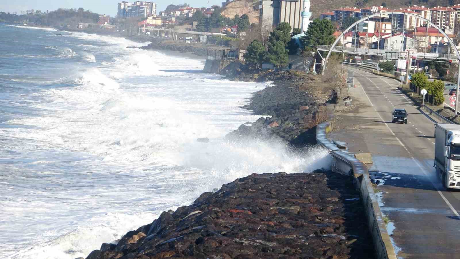 karadeniz sahil yolunda dalga ve firtina alarmi 1 gIULp77D