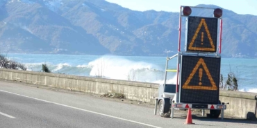 karadeniz-sahil-yolunda-dalga-ve-firtina-alarmi-tw7FMfiX.jpg