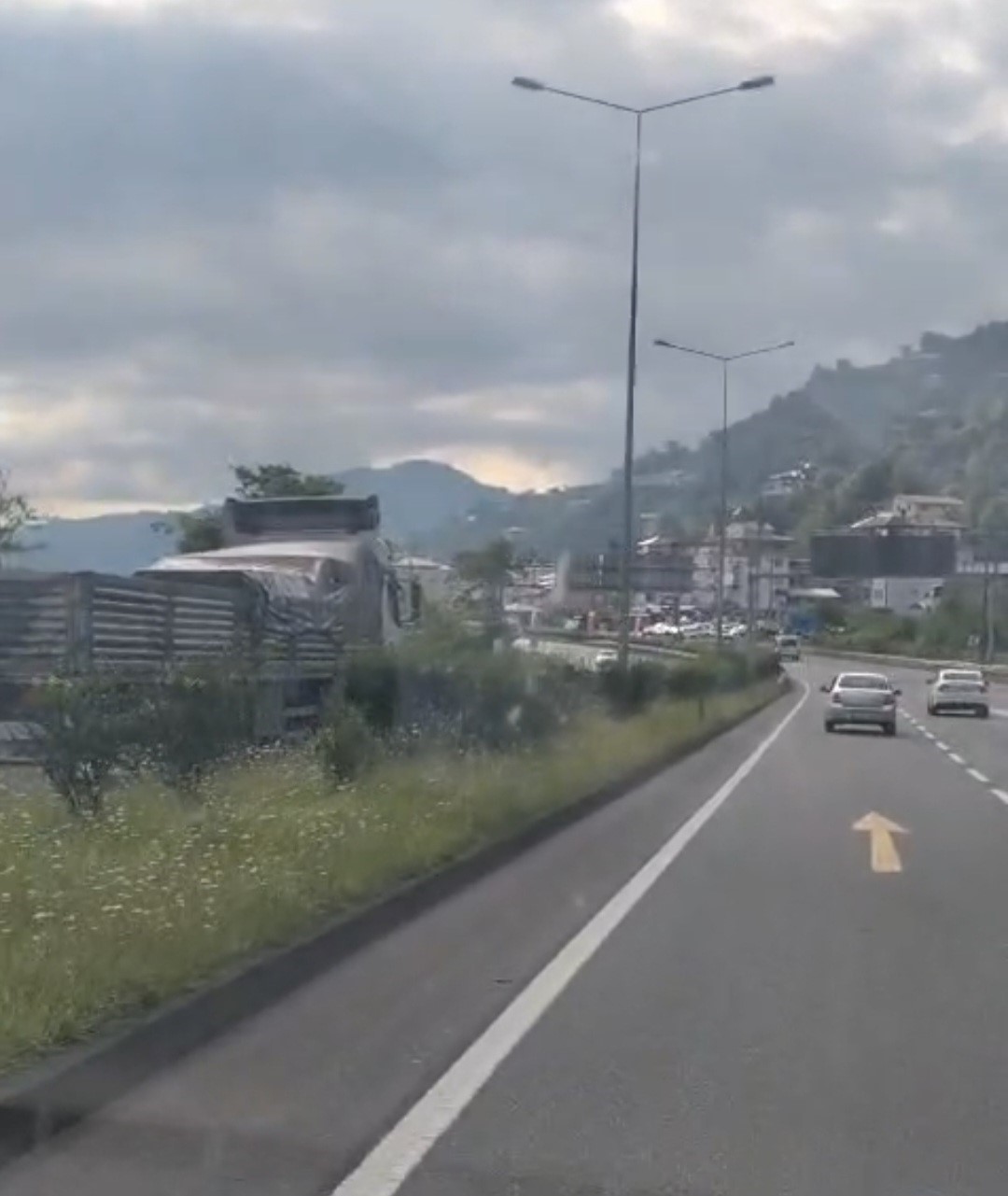 karadeniz sahil yolunda ters yonde giden kamyon korkuttu 0 eYYpaRLv