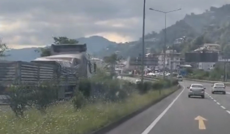 karadeniz-sahil-yolunda-ters-yonde-giden-kamyon-korkuttu-La4pYzTG.jpg