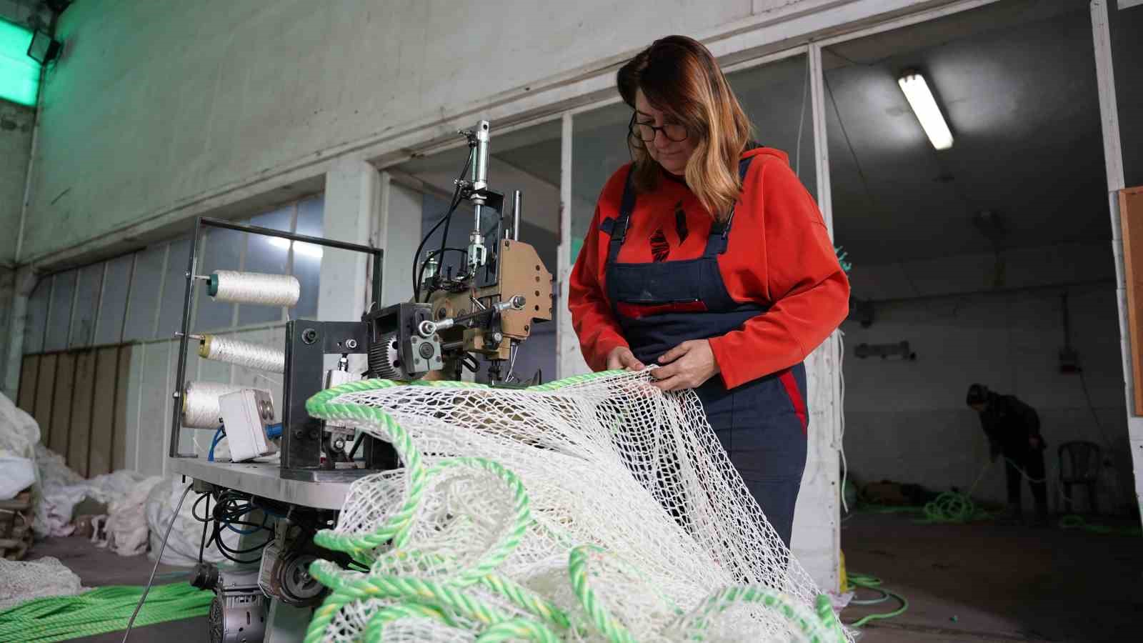 karadeniz somonunun koruyucu aglarina kadin eli 1 1HpXq7Ii