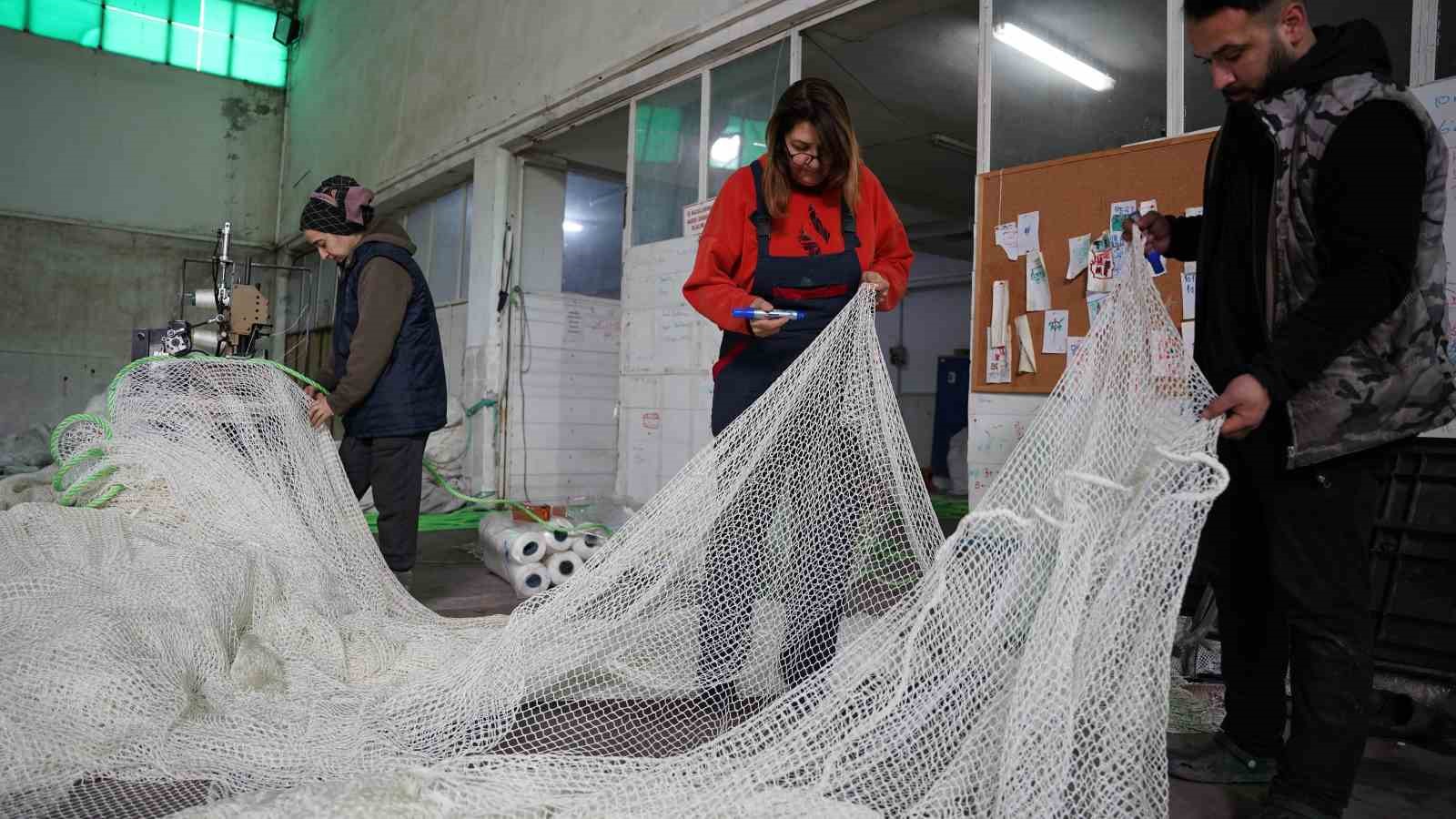 karadeniz somonunun koruyucu aglarina kadin eli 4 FbCbSKk4