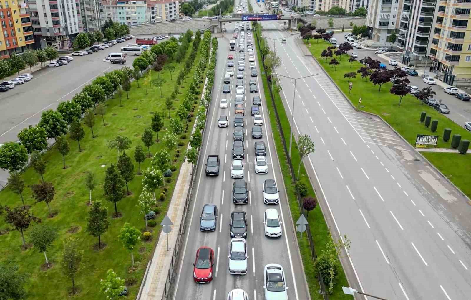 karadeniz yolunda bayram yogunlugu havadan goruntulendi 1 VqV5s4SI
