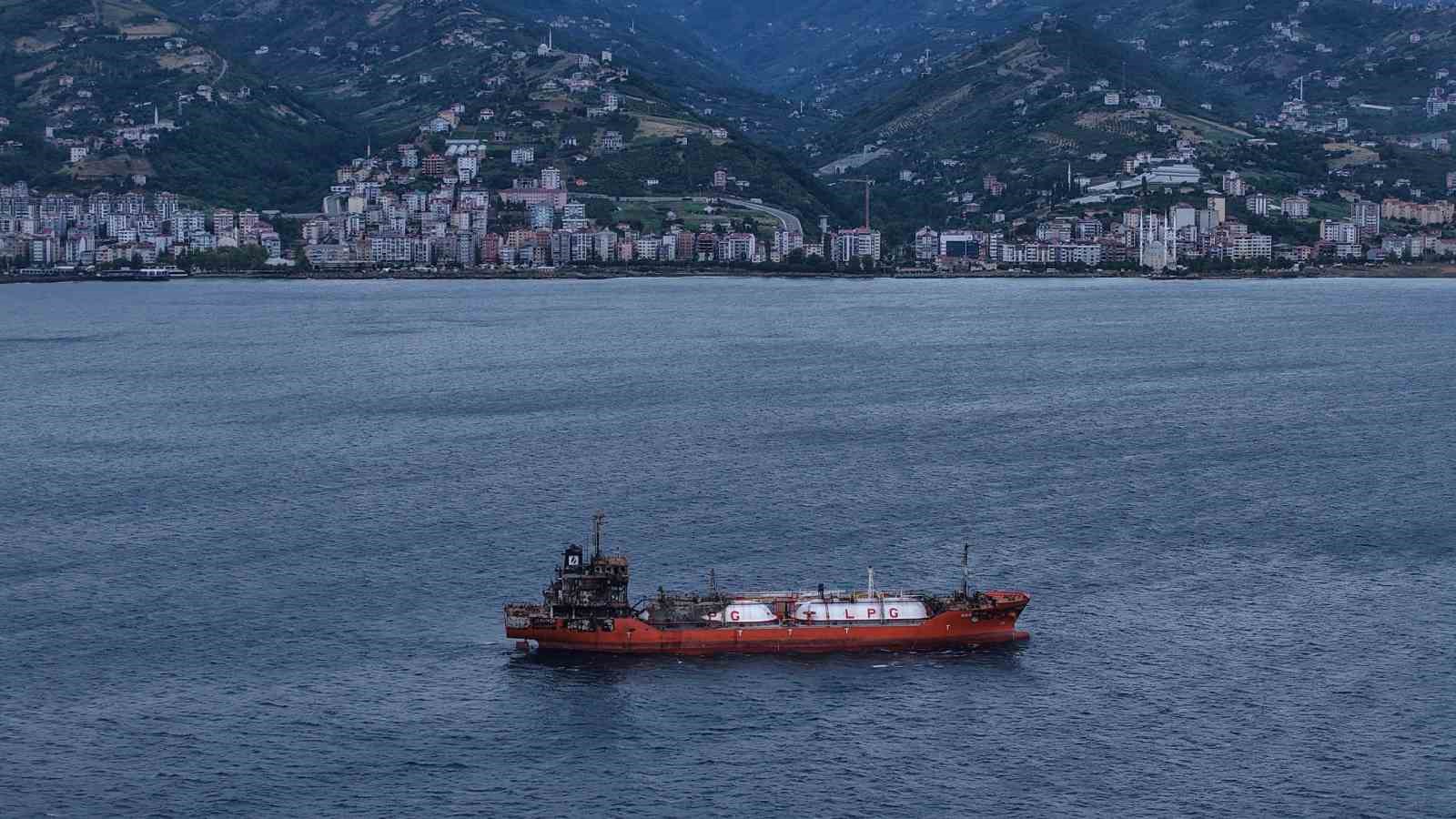 Karadeniz’de dron saldırılarında hasar alan bir gemi daha Trabzon’a geldi 5 karadenizde dron saldirilarinda hasar alan bir gemi daha trabzona geldi 1 DWMyuQOS