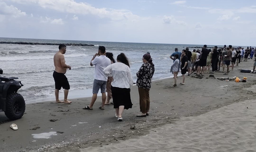 Karadeniz’de facia: Valiliğin uyarısına rağmen denize girdiler, 1 kişi öldü, 2 kişi hastanelik oldu 4 karadenizde facia valiligin uyarisina ragmen denize girdiler 1 kisi oldu 2 kisi hastanelik oldu KROqLBsO