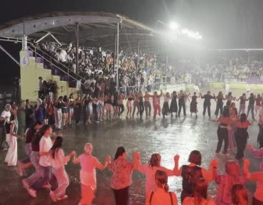 karadenizde-konser-boyle-olur-saganak-yagmur-basladi-onlar-horona-devam-etti-A1mkZ7Vc.jpg