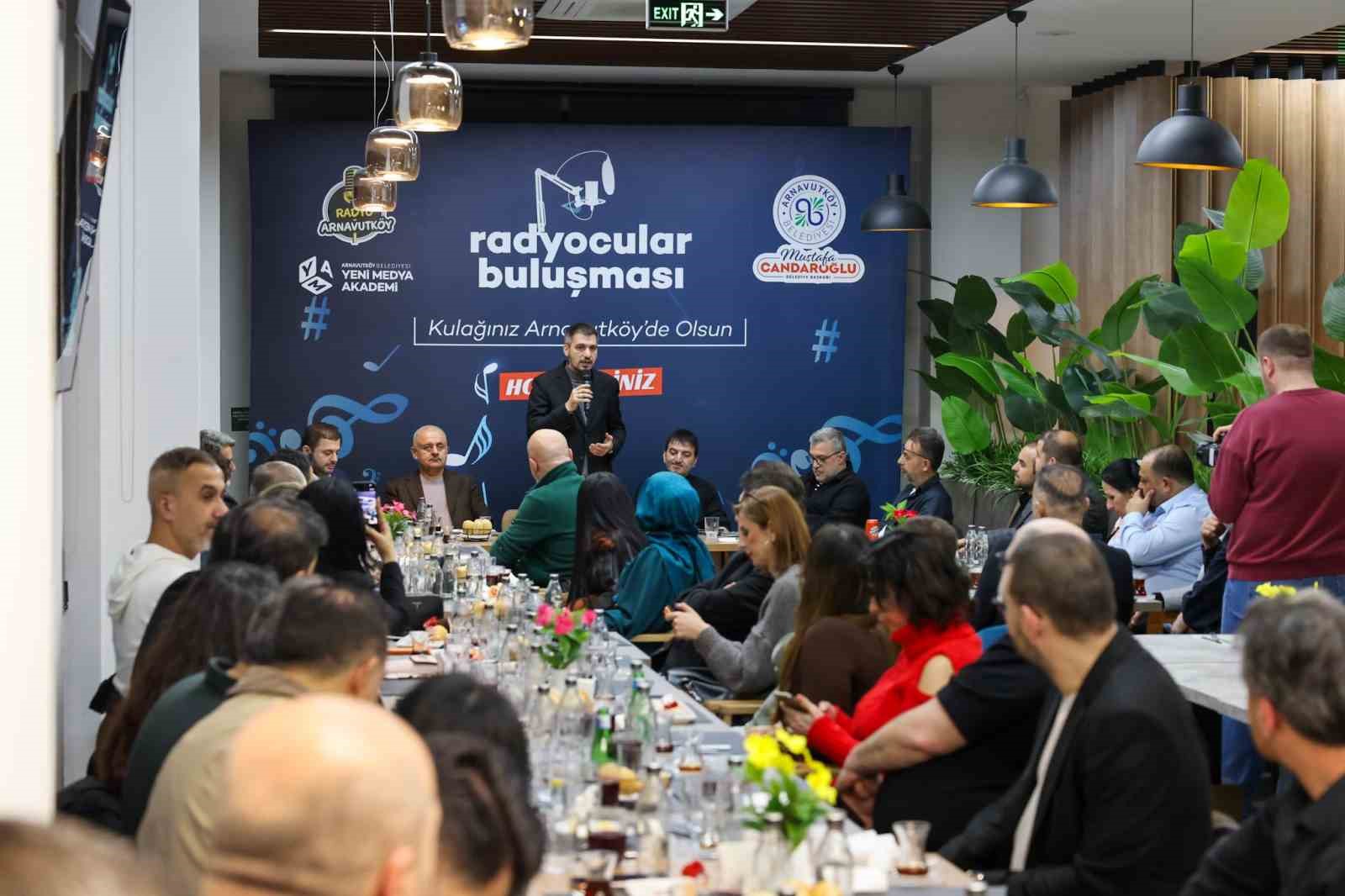 karadenize karsi radyo bulusmasi arnavutkoyde mikrofonlar ayni masada 0 tdHhbC9r