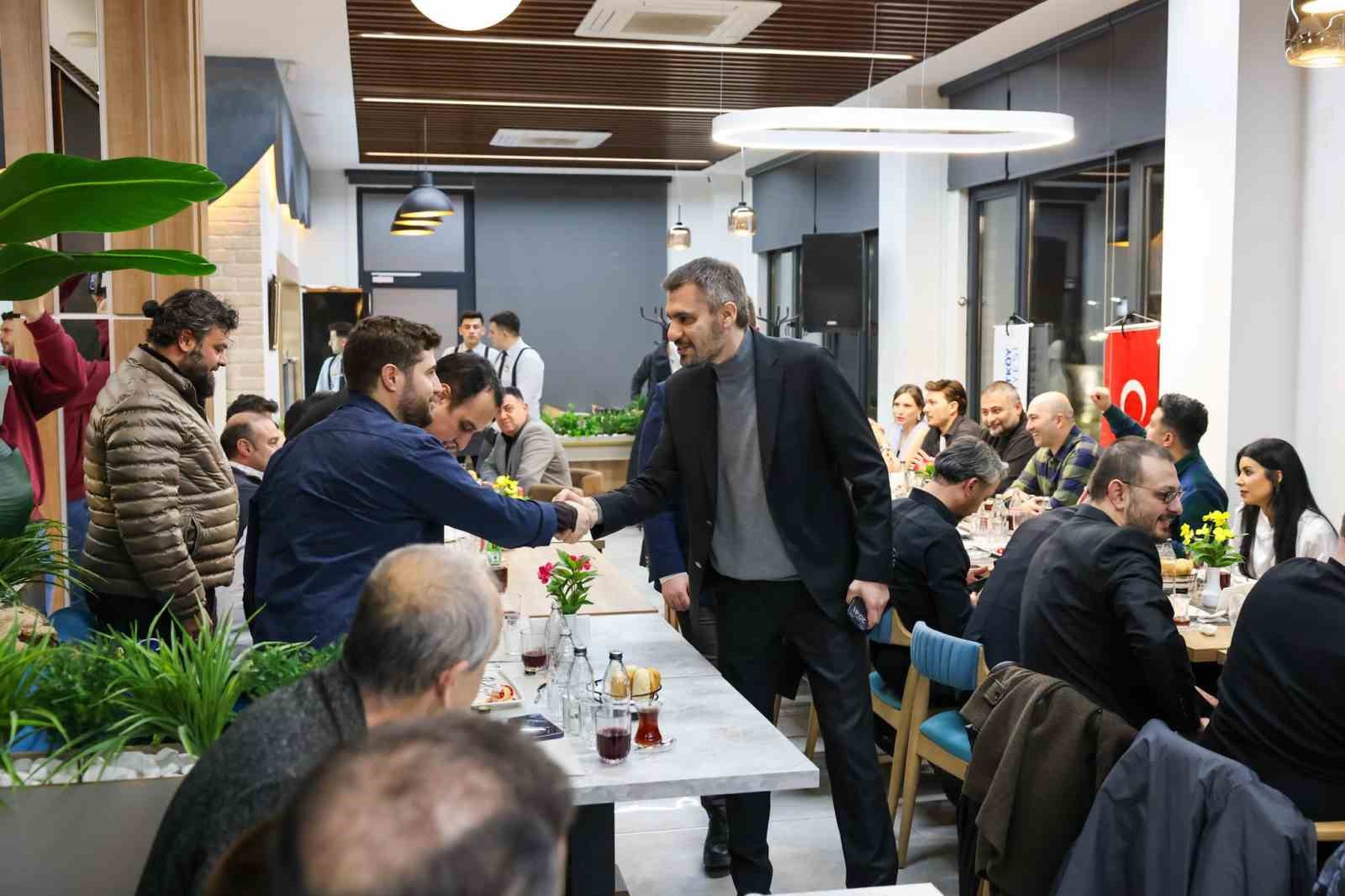 karadenize karsi radyo bulusmasi arnavutkoyde mikrofonlar ayni masada 3 R6Q5PIZ1