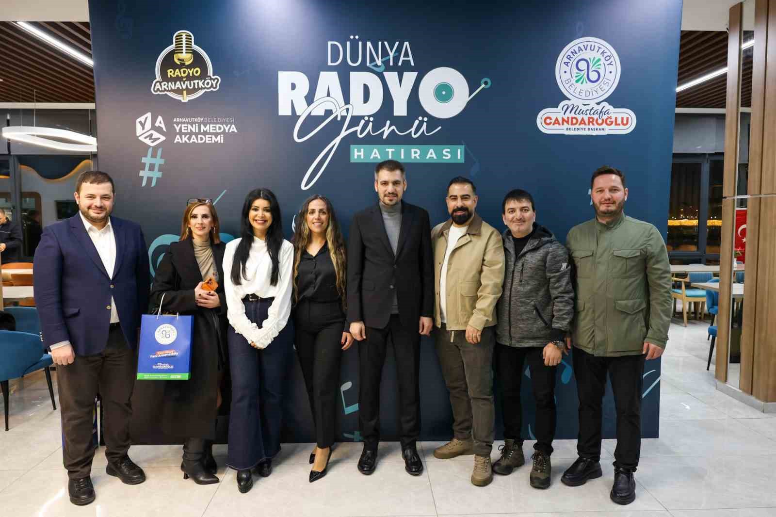 karadenize karsi radyo bulusmasi arnavutkoyde mikrofonlar ayni masada 4 fCffLZyw