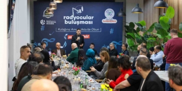 karadenize-karsi-radyo-bulusmasi-arnavutkoyde-mikrofonlar-ayni-masada-ZGeJlVfA.jpg